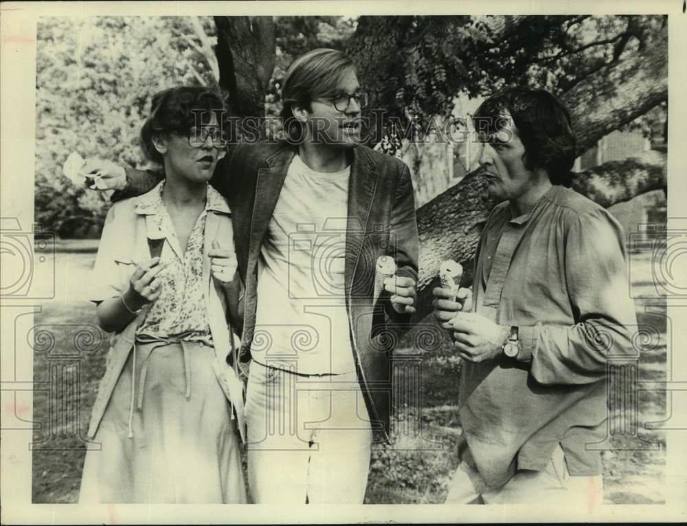 1980 Press Photo Jason Miller, Stephen Collina, Christine Lahti with ice cream- Historic Images