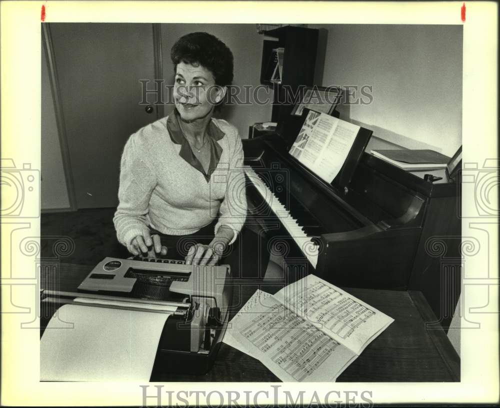 1989 Press Photo Composer Alicia Carpenter at Piano and Typewriter - sap02533- Historic Images