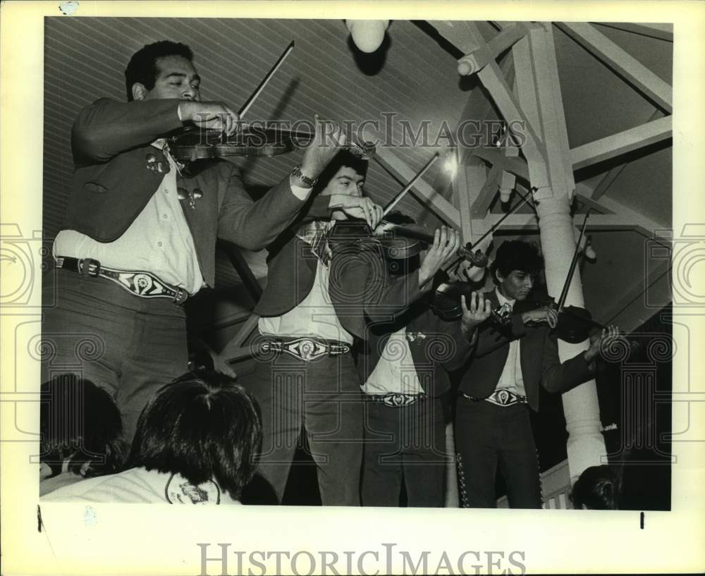 1985 Press Photo Violinists of Campanas de America perform, New Year's Eve Party- Historic Images