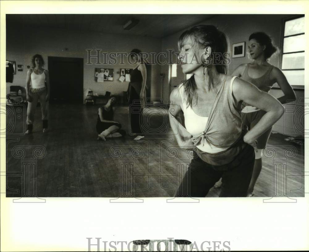 1994 Press Photo Carina Lawton and Dancers at practice at False Alarm Dance- Historic Images