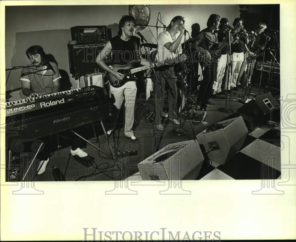 1984 Press Photo Ernie Sky and The K-Tels perform music inside prison- Historic Images