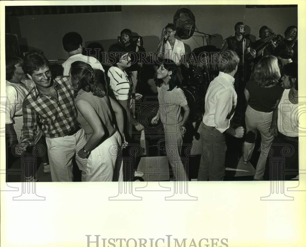 1984 Press Photo Ernie Sky & The K-Tels perform on Joseph's Foodliner for guests- Historic Images