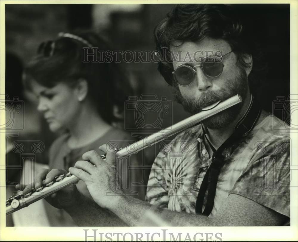 1988 Press Photo Bob Bielefeld, with Celtic Stone band, performs in El Mercado- Historic Images