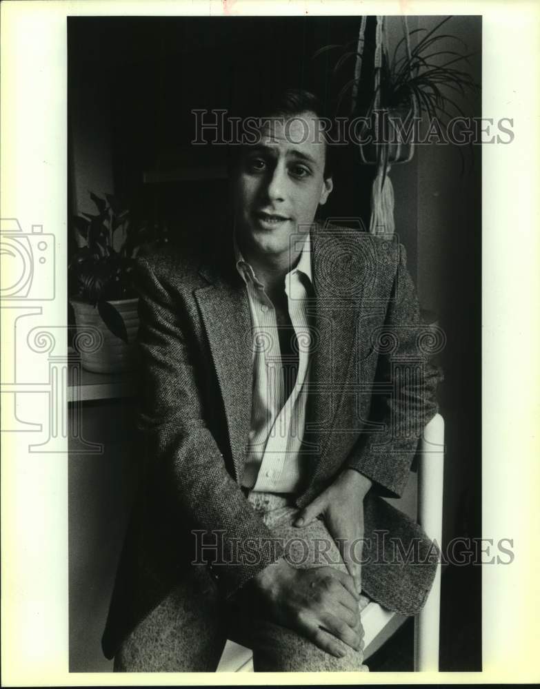 1989 Press Photo KENS-TV Reporter Bryan Glazer at his apartment with plants- Historic Images