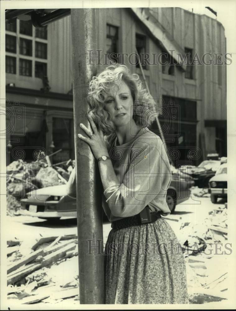 1990 Press Photo Actress Joanna Kerns in movie scene of destruction - sap06583- Historic Images