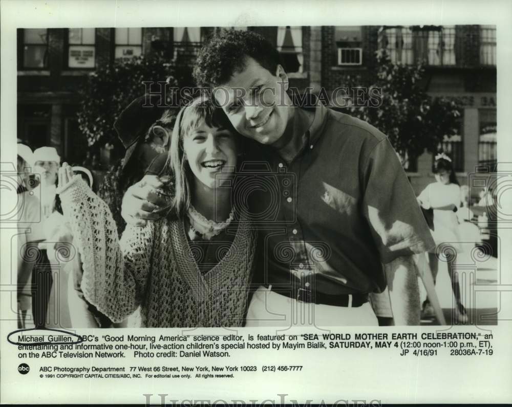 1991 Press Photo Michael Guillen with Actress Mayim Bialik at Sea World Event- Historic Images