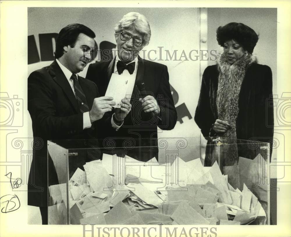 1984 Press Photo Bernice Kates, Dan Daily, Doe Hudson at Jerry&#39;s Girls Drawing- Historic Images