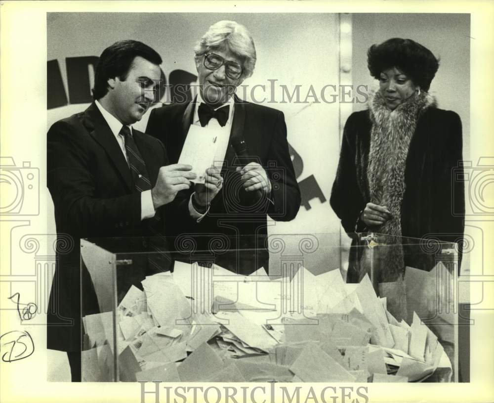 1984 Press Photo Bernice Kates, Dan Daily, Doe Hudson at Jerry's Girls Drawing- Historic Images