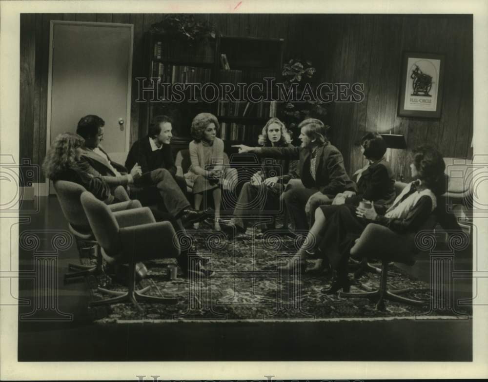 1979 Press Photo Dr. Irene Kassorla with seven people seated in circle of chairs- Historic Images