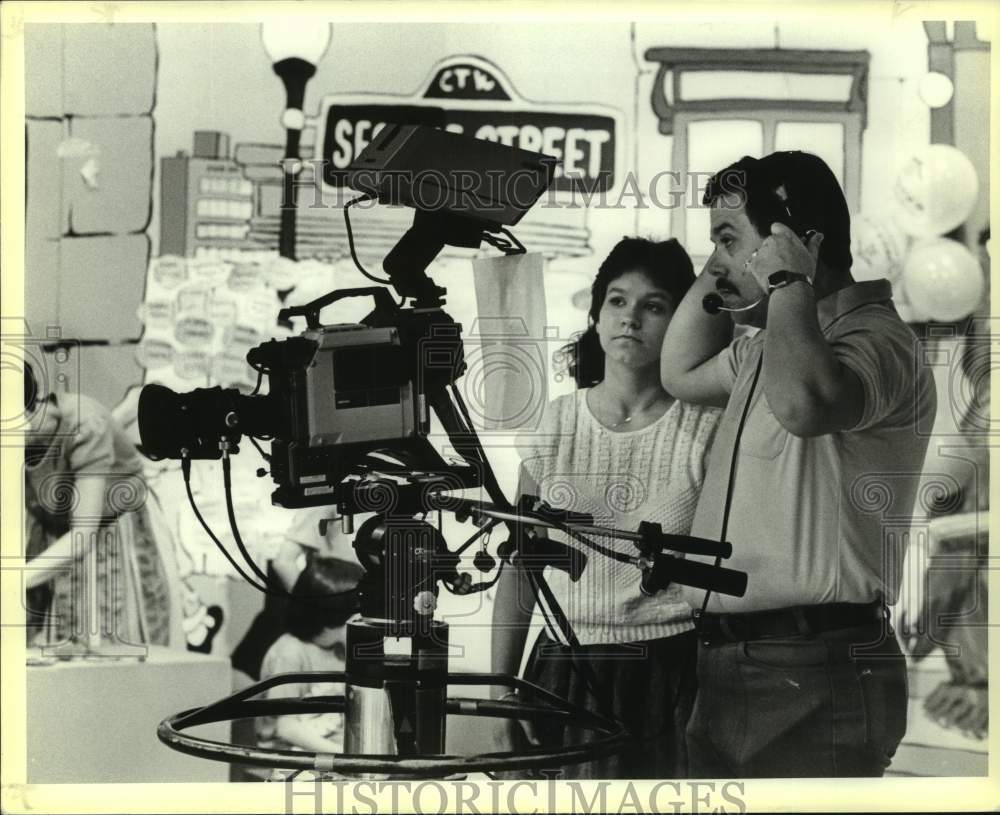 1986 Press Photo John Jay and Stephanie Travis operate KLRN camera at Fundraiser- Historic Images