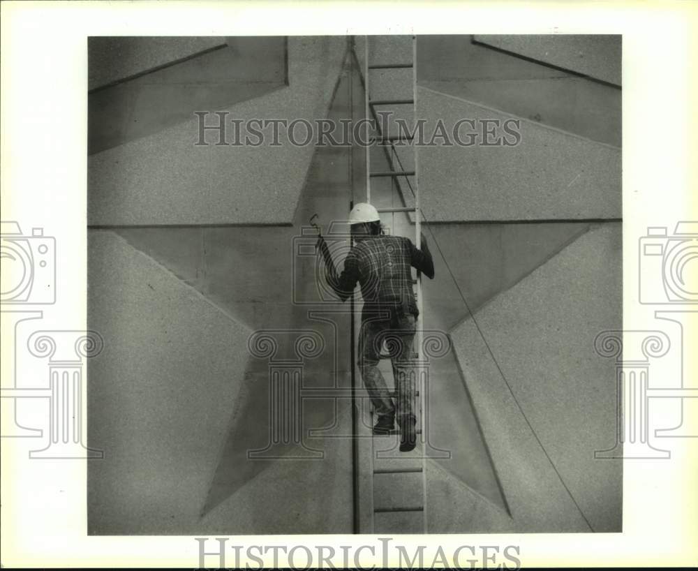 1994 Press Photo Paul Woods, of PAP Contract, paints KLRN Studio Building, Texas- Historic Images