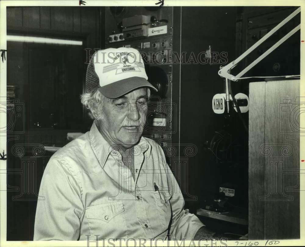1983 Press Photo KGNB DJ Jack Kaufmann seated at Radio microphone - sap06884- Historic Images
