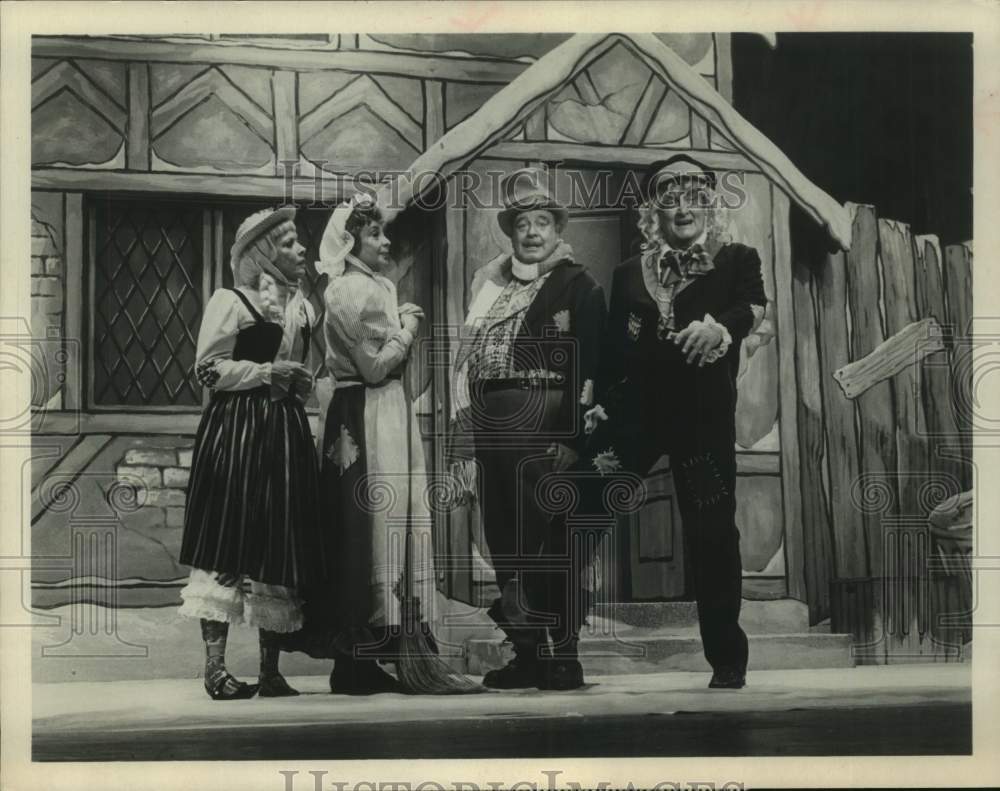 1977 Press Photo Actors on The Honeymooners Christmas Special on ABC Television- Historic Images