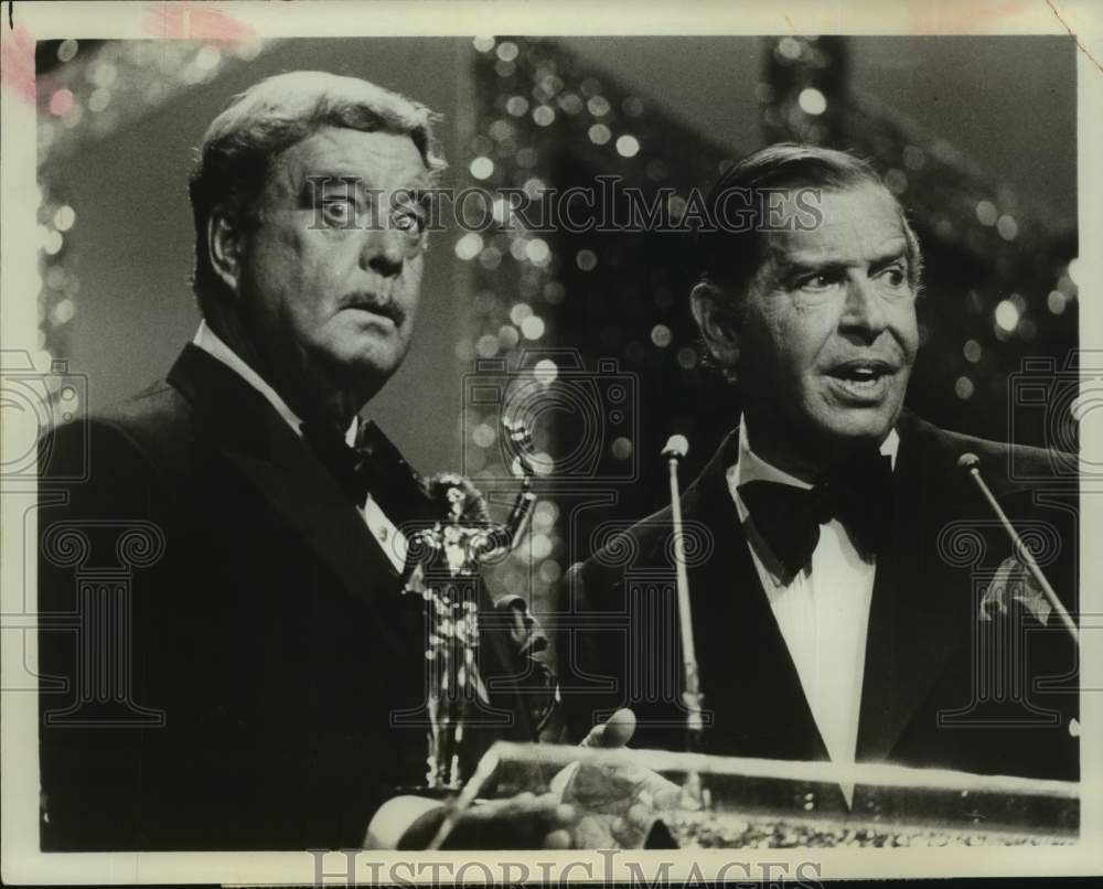 1976 Press Photo Entertainers Jackie Gleason and Milton Berle on CBS Awards Show- Historic Images