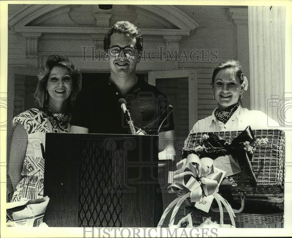 1988 Press Photo Symphony League Jr. Committee Family Picnic Auction Attendees- Historic Images