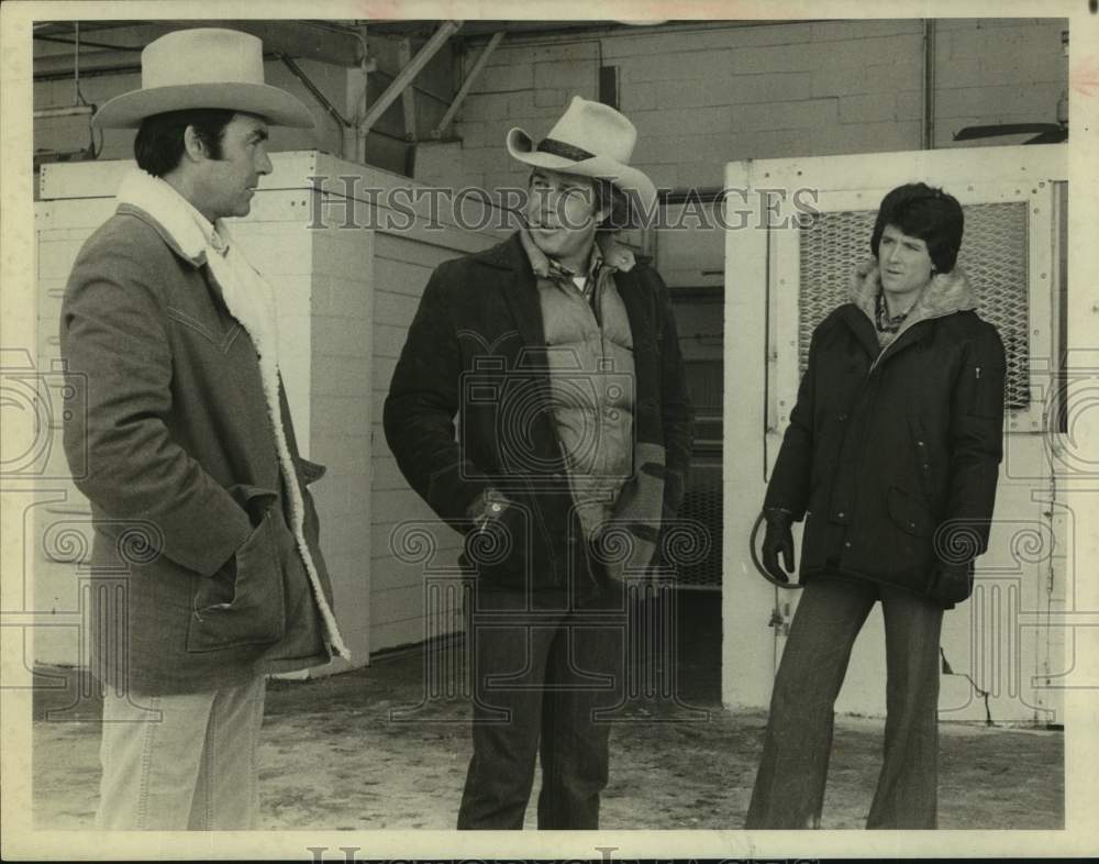 1978 Press Photo Actor Steve Kanaly with co-stars in television show scene- Historic Images