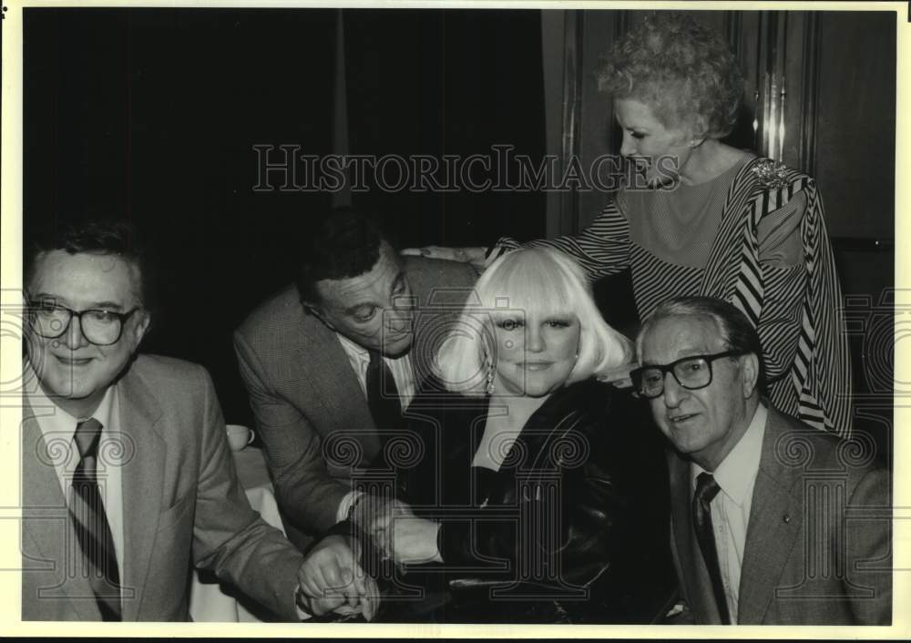 1990 Press Photo Entertainer Peggy Lee surrounded by Executives in Beverly Hills- Historic Images