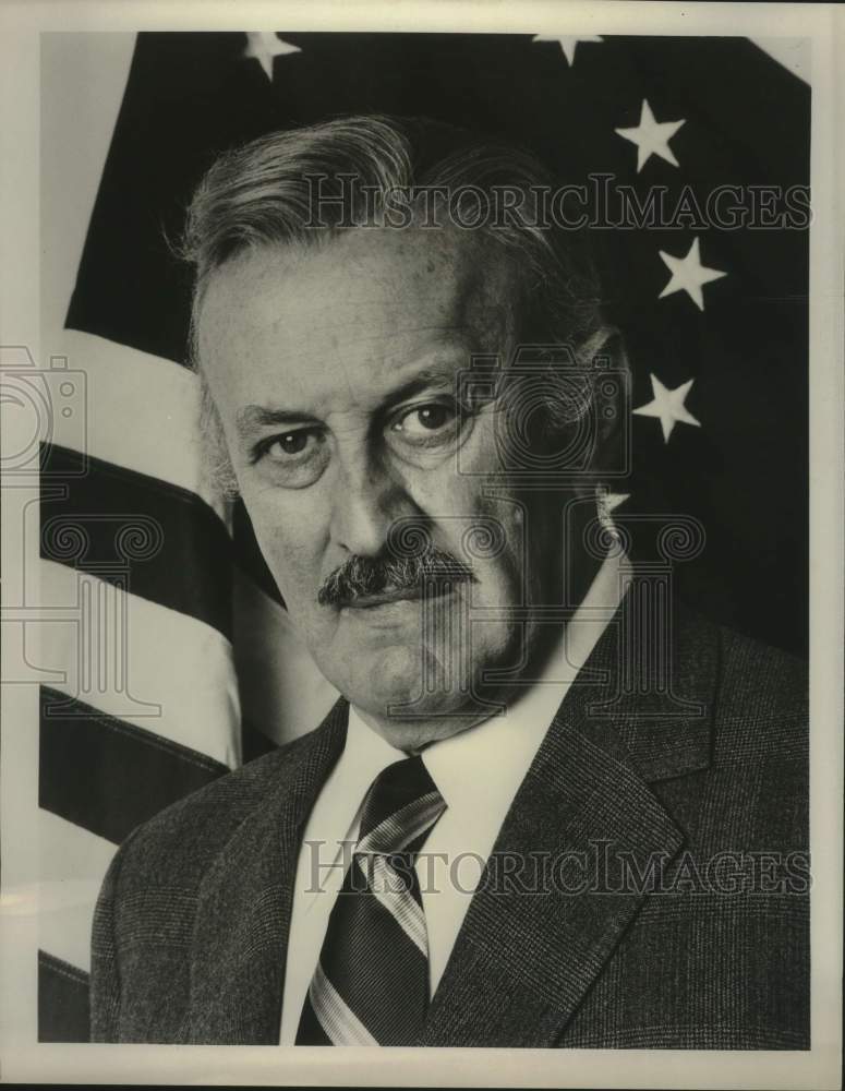 1976 Press Photo Actor Lee J. Cobb in closeup portrait with flag in background- Historic Images
