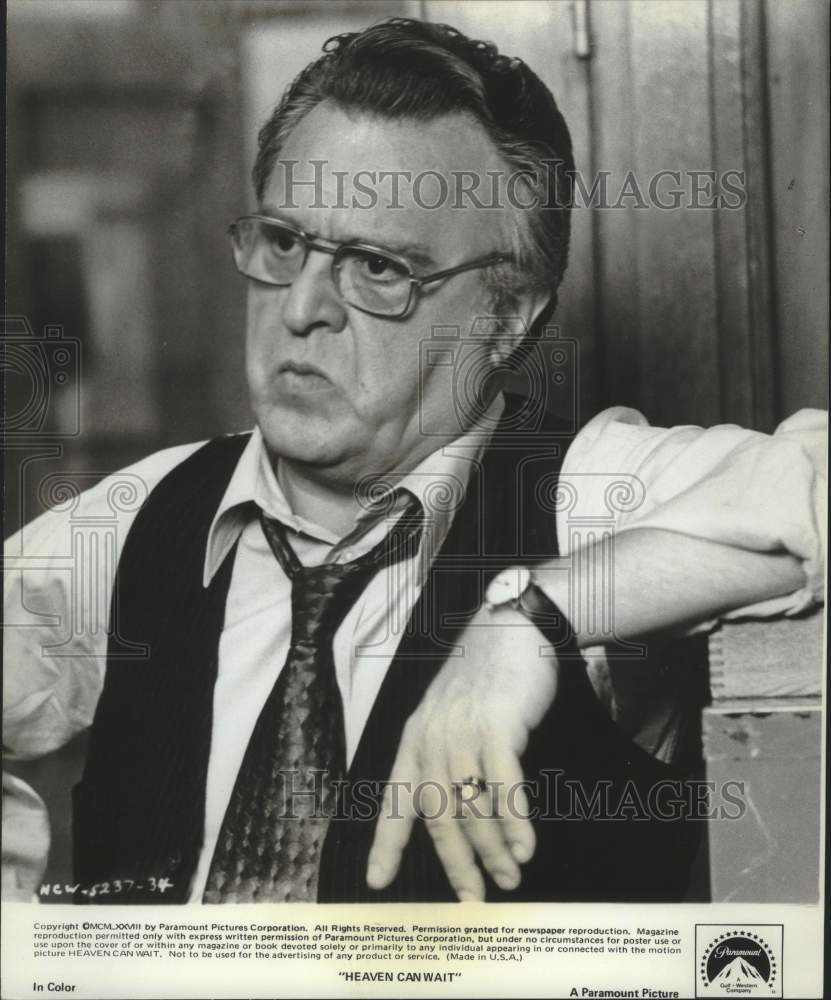 1978 Press Photo Actor in &quot;Heaven Can Wait&quot; scene standing, leaning on cabinet- Historic Images