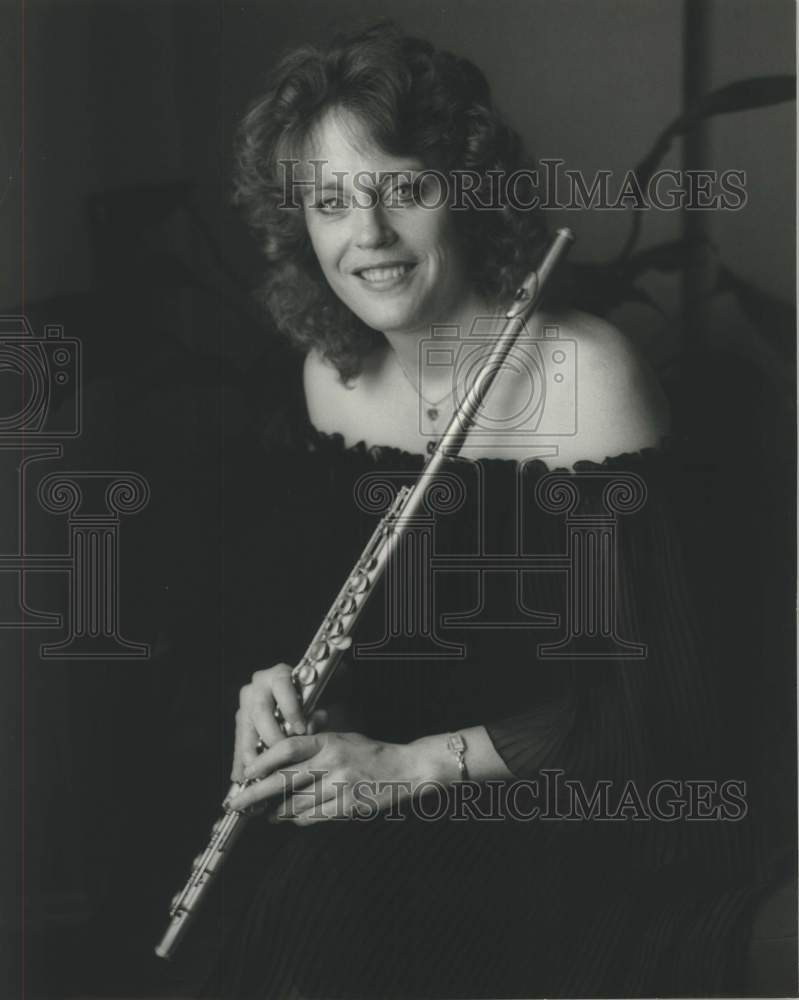 1985 Press Photo Flutist Janet Ferguson, Musician in portrait with flute- Historic Images