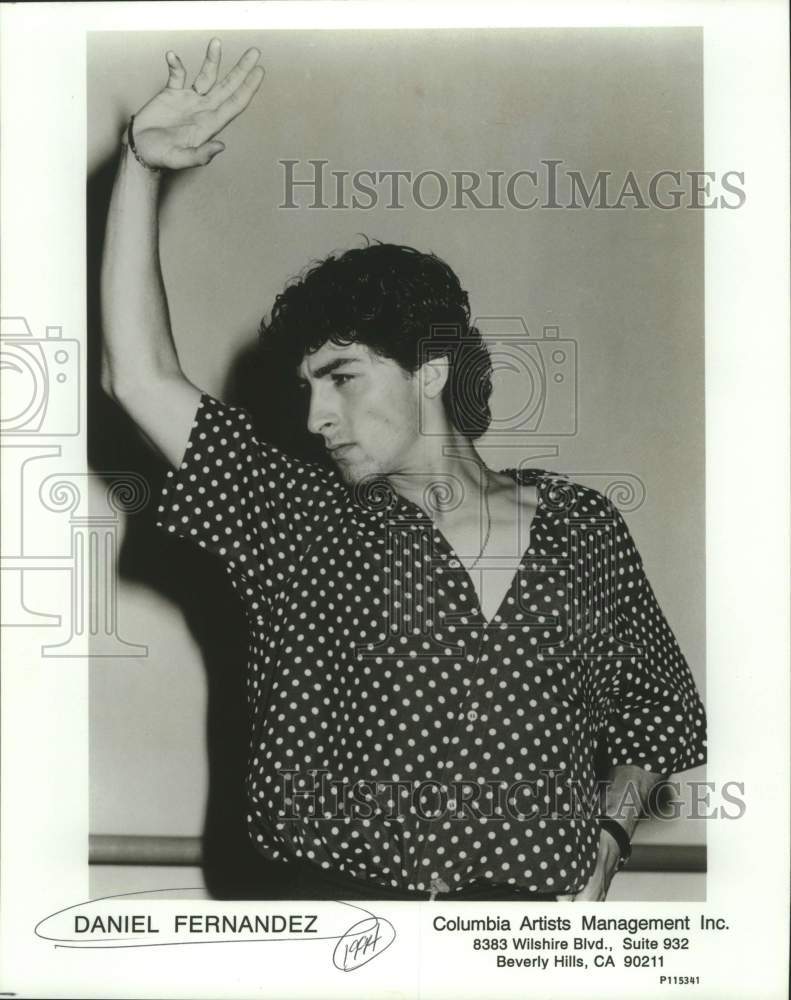 1994 Press Photo Musician Daniel Fernandez raises hand in portrait - sap07516- Historic Images