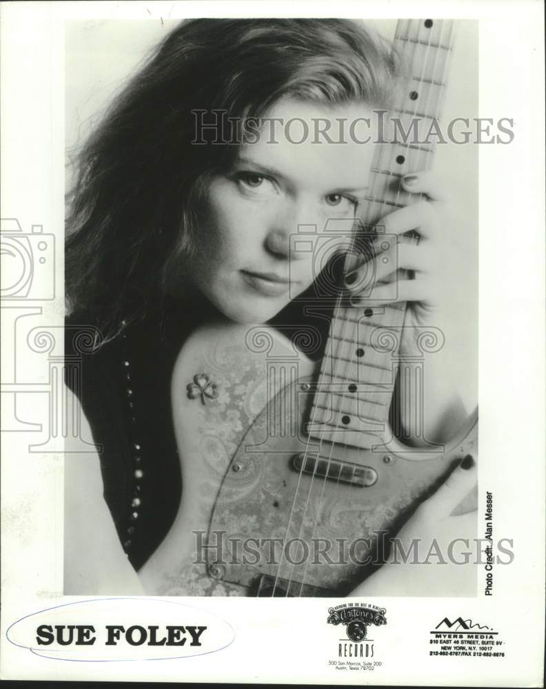 1996 Press Photo Musician Sue Foley in closeup portrait with guitar - sap07564- Historic Images