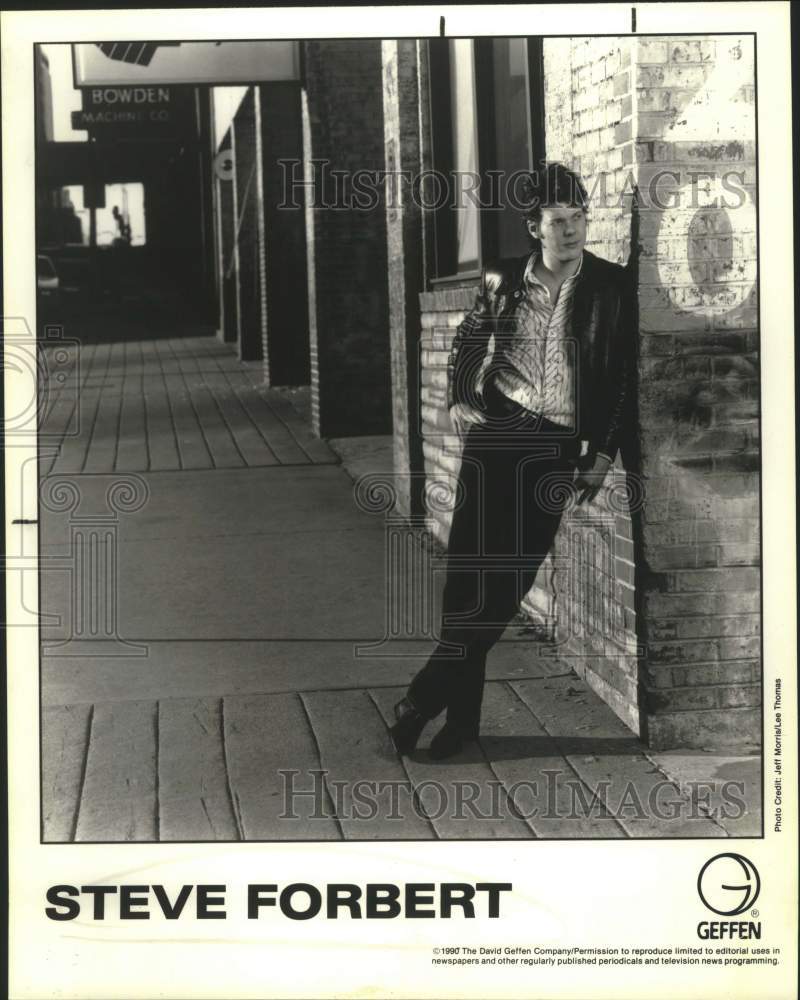 1990 Press Photo Steve Forbert, Musician leans on wall in portrait - sap07607- Historic Images
