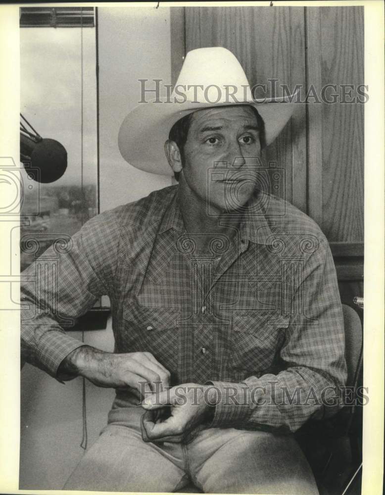1988 Press Photo Football Player Walt Garrison speaks at KKYX Radio Station- Historic Images