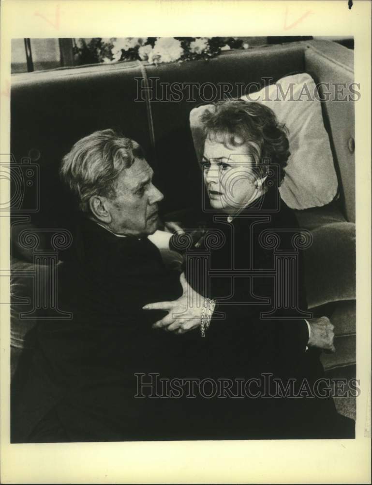 1978 Press Photo Actors Olivia DeHavilland, Joseph Cotten in &quot;Airport &#39;77&quot; NBC- Historic Images