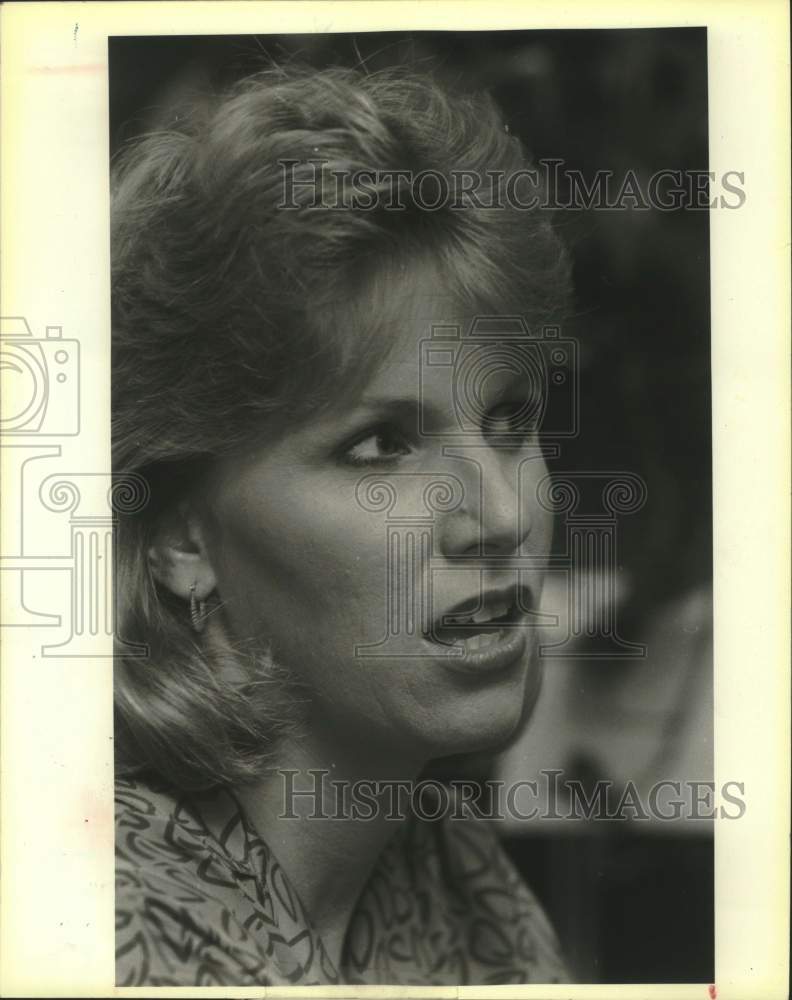 1986 Press Photo TV Sportscaster Lisa Burkherdt in closeup portrait - sap07863- Historic Images