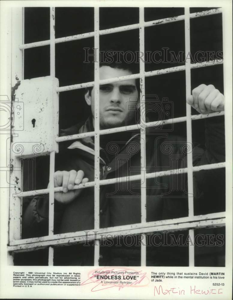 1981 Press Photo Actor Martin Hewitt behind bars in "Endless Love" movie scene- Historic Images