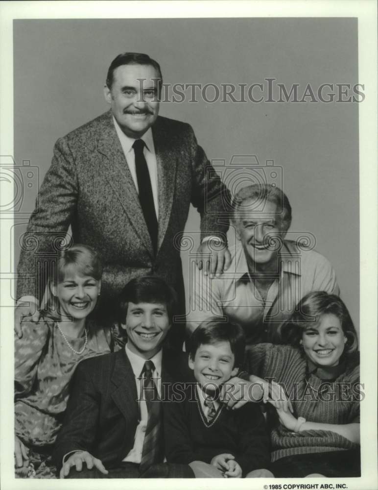 1985 Press Photo Actor Christopher Hewett with cast of &quot;Mr. Belvedere&quot; on ABC- Historic Images