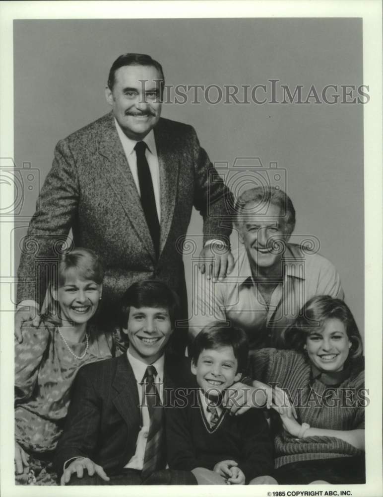 1985 Press Photo Actor Christopher Hewett with cast of "Mr. Belvedere" on ABC- Historic Images