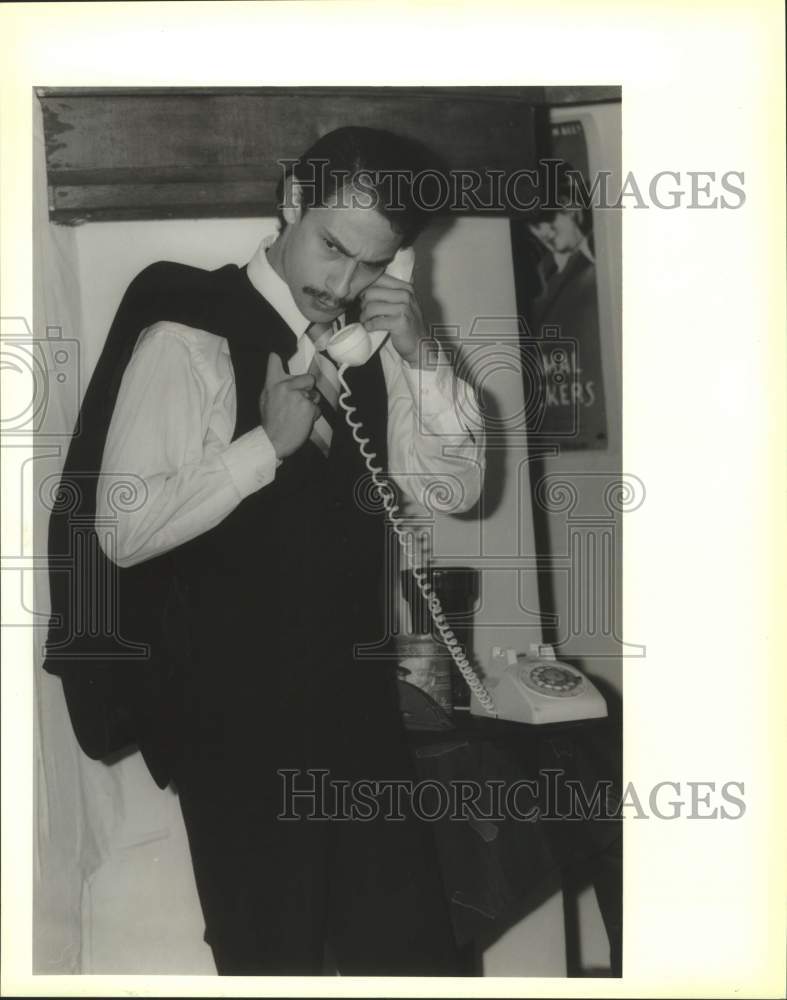 1991 Press Photo Actor Richard Hinojosa performs in &quot;Play it Again Sam&quot; play- Historic Images