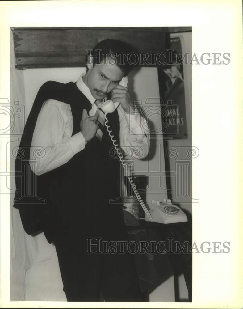 1991 Press Photo Actor Richard Hinojosa performs in "Play it Again Sam" play- Historic Images