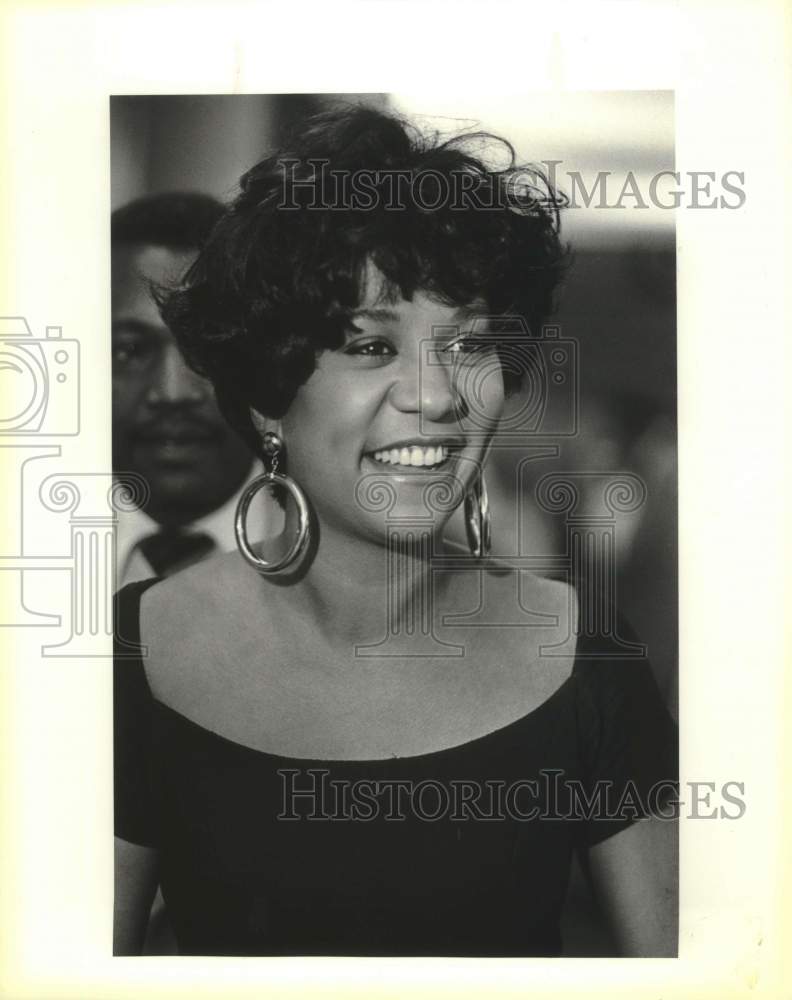 1987 Press Photo Actress Olivia Brown arriving at Airport smiling - sap08071- Historic Images