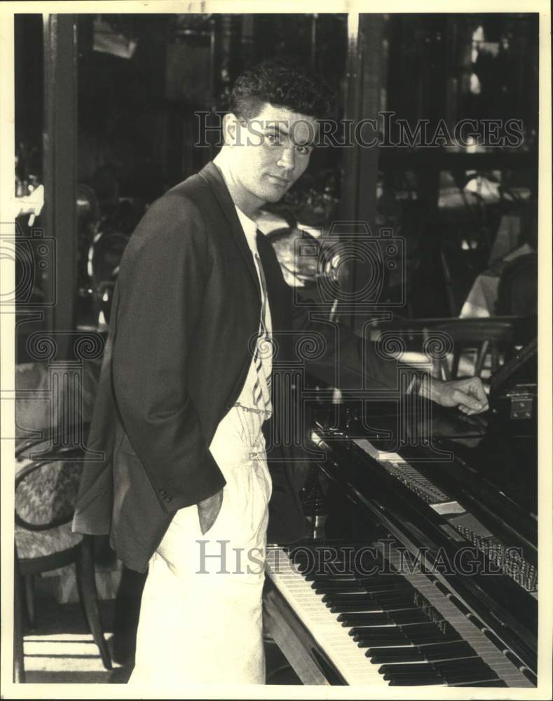 1987 Press Photo Pianist David Brooks at Arthur&#39;s standing at piano - sap08092- Historic Images