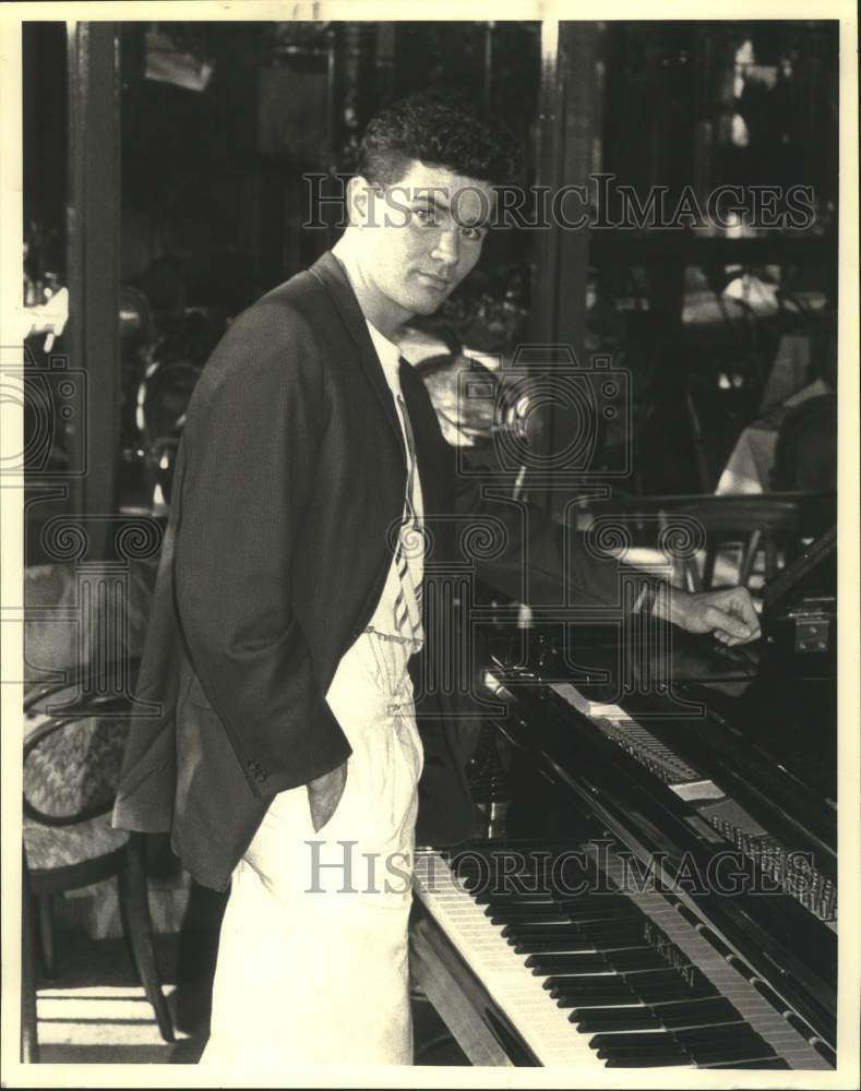 1987 Press Photo Pianist David Brooks at Arthur's standing at piano - sap08092- Historic Images
