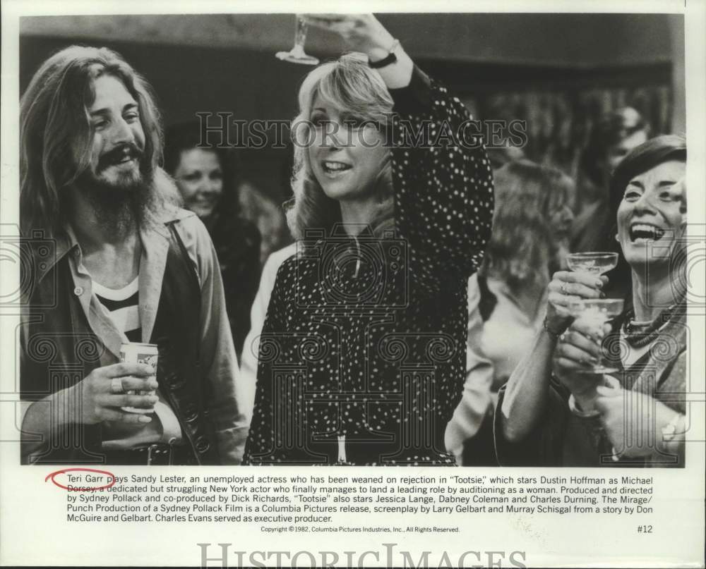 1982 Press Photo Actress Teri Garr with co-stars in "Tootsie" movie scene- Historic Images