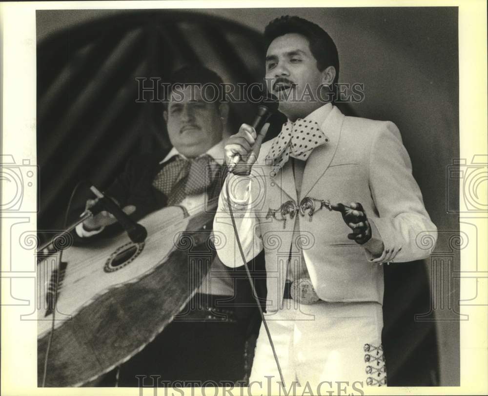 1986 Press Photo Singer Fernando Garza entertains the crowds at Birthday Event- Historic Images