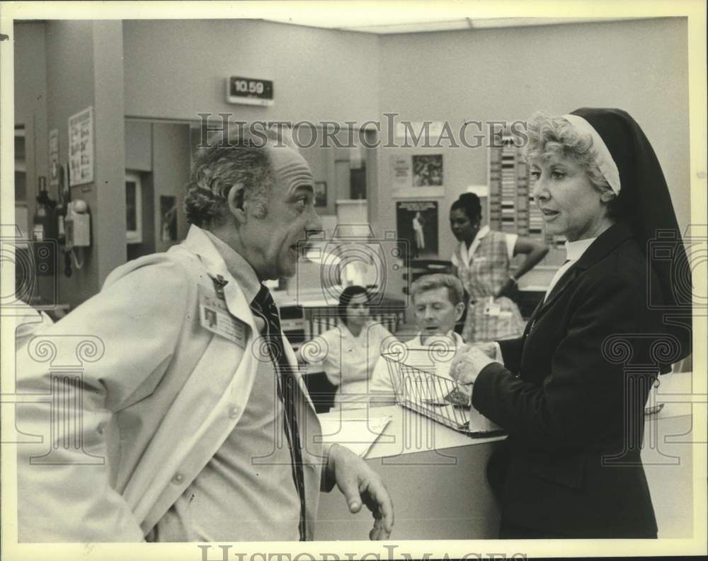 1985 Press Photo Actors Ed Flanders, Michael Learned on &quot;St. Elsewhere&quot; on NBC- Historic Images