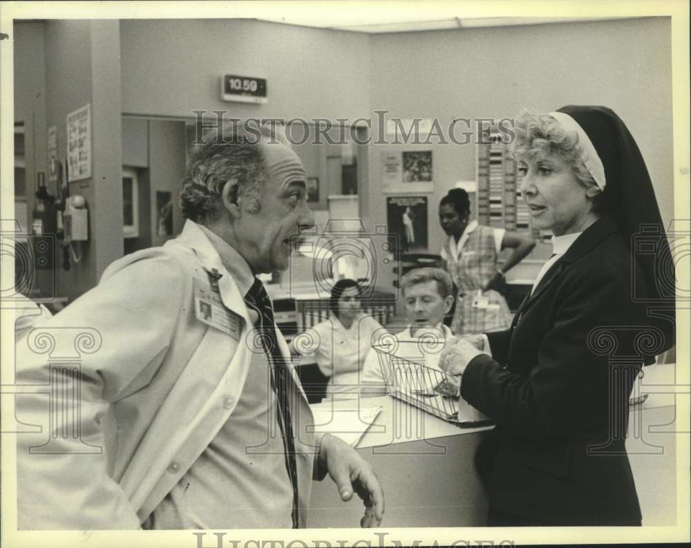 1985 Press Photo Actors Ed Flanders, Michael Learned on "St. Elsewhere" on NBC- Historic Images