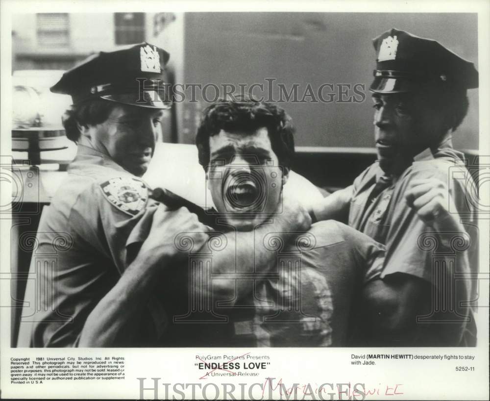 1981 Press Photo Actor Martin Hewitt restrained by co-stars in &quot;Endless Love&quot;- Historic Images