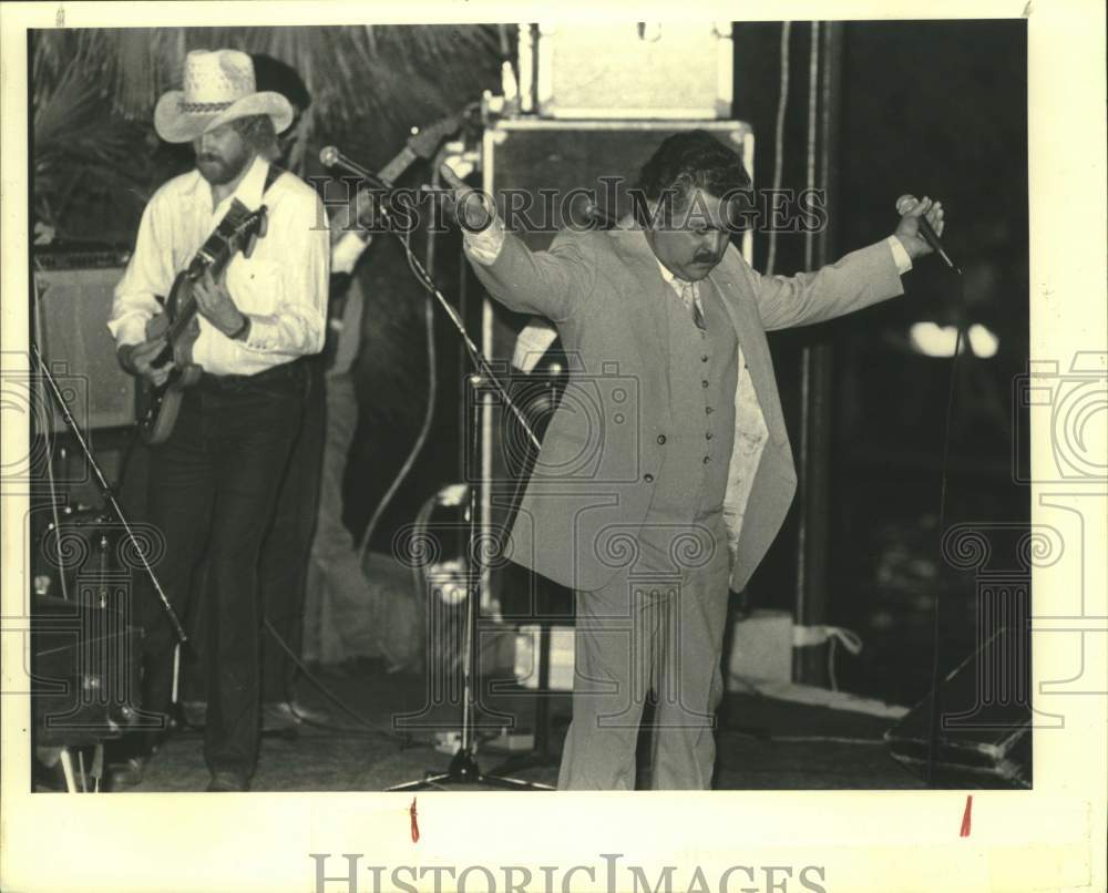 1983 Press Photo Singer Freddie Fender with Musician on Stage at Performance- Historic Images