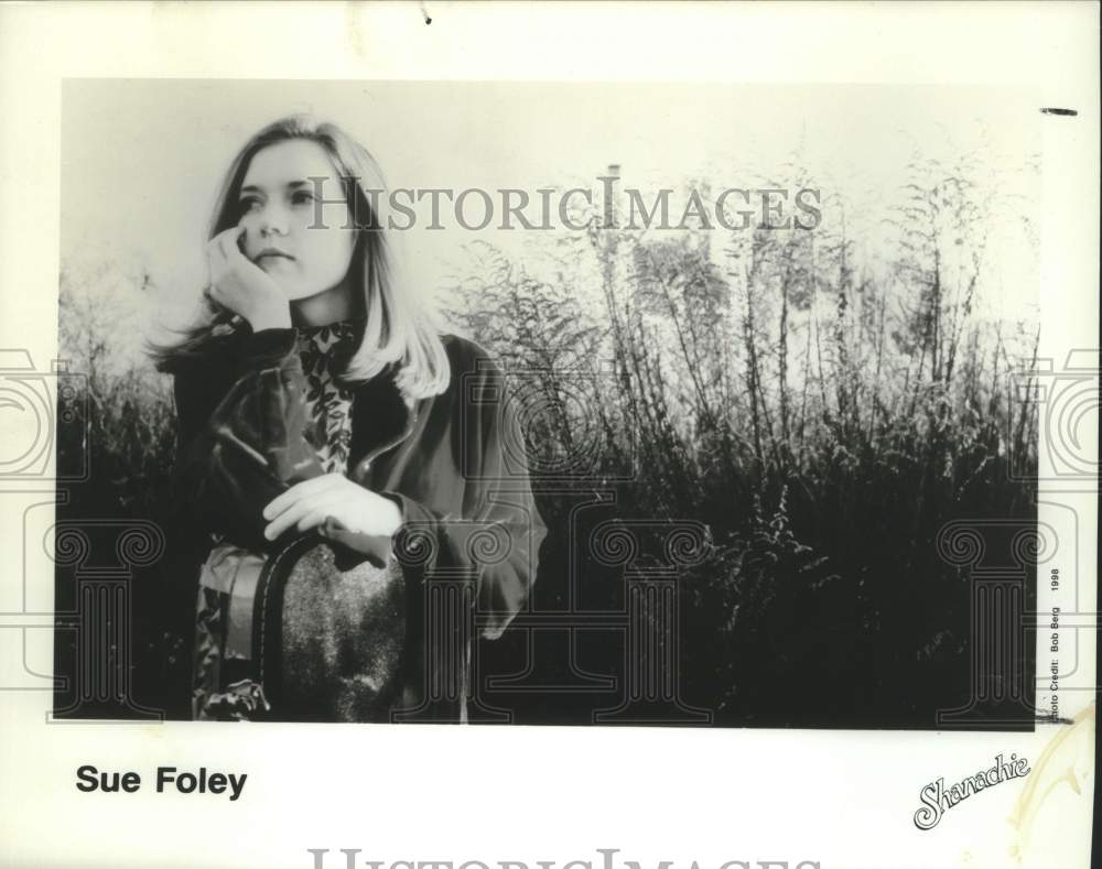 1998 Press Photo Musician Sue Foley stands with instrument outside in portrait- Historic Images