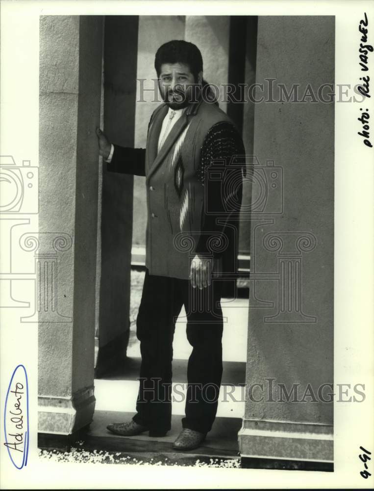 1991 Press Photo Singer Adalberto stands in portrait - sap08694- Historic Images