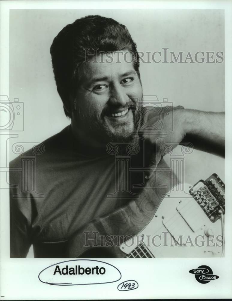 1993 Press Photo Adalberto smiles with guitar in closeup portrait - sap08697- Historic Images