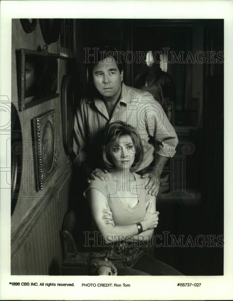 1996 Press Photo Actors Sharon Lawrence, Beau Bridges in "The Uninvited" on CBS- Historic Images