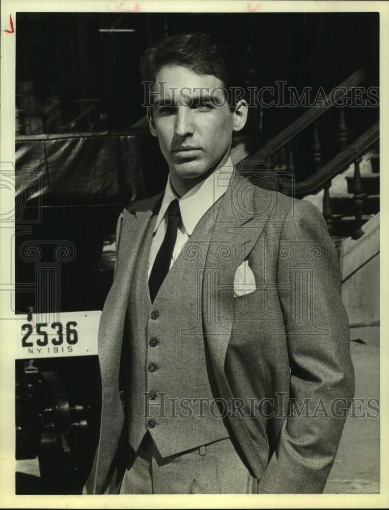 1981 Press Photo Actor Brian Benben in suit in portrait on set of show- Historic Images