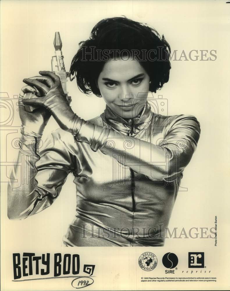 1990 Press Photo Singer Betty Boo smile in closeup portrait with space gun- Historic Images